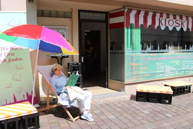 Herrlicher Platz in der Sonne: Lesen vor dem Kiosk in der Hauptstraße 59