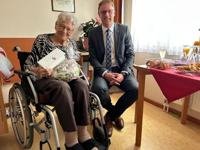 Bürgermeister Florian König gratuliert Frau Bergmann zum 90. Geburtstag | Foto: BMA