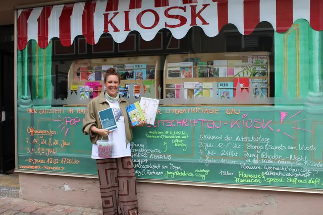 Katarina D'Inka mit Zeitschriften und Süßem - genau wie im richtigen Kiosk