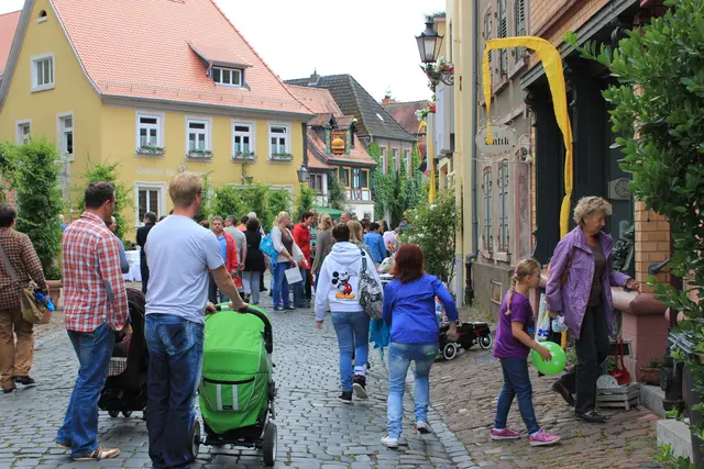Die Veranstaltung zieht sich bis in die Kirchenstraße.
