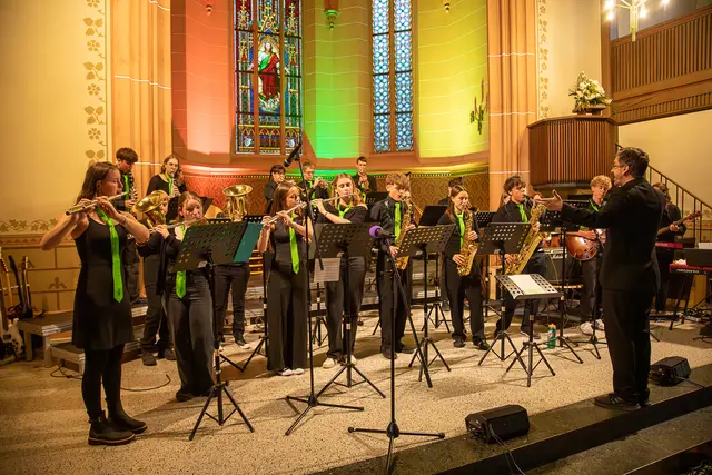 Die Bigband des CBGs beeindruckte mit Professionalität und ihrer musikalischen Darbietung – unter der Leitung von Manuel Jandl (rechts).