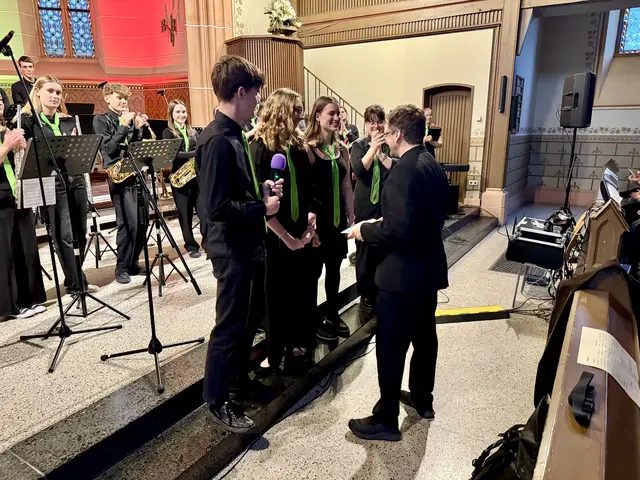 4 Oberstufenschüler und -schülerinnen aus der Bigband bedankten sich bei Manuel Jandl, der sichtlich gerührt war. 
