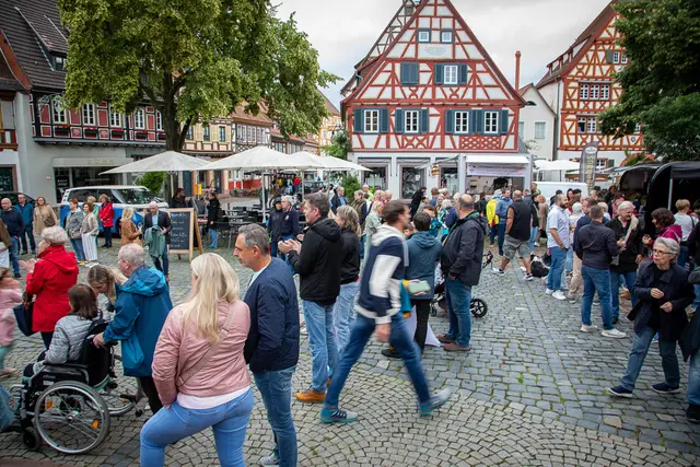 Der Marktplatz in der Altstadt füllte sich schnell zu Beginn der Veranstaltung.