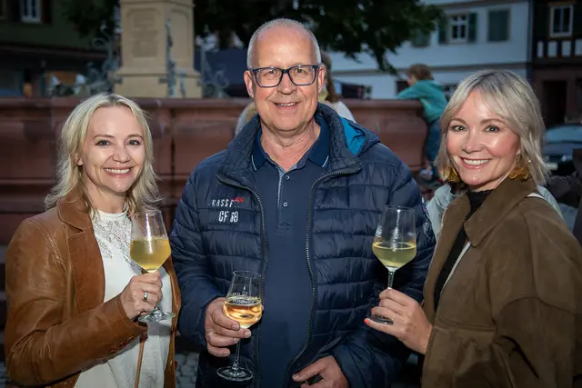 Ordnung muss sein – Corinna Weik, Rüdiger Wolf (Fachbereichsleiter Ordnungsverwaltung) und Sandra Weik stießen auf eine erfolgreiche Veranstaltung an. 