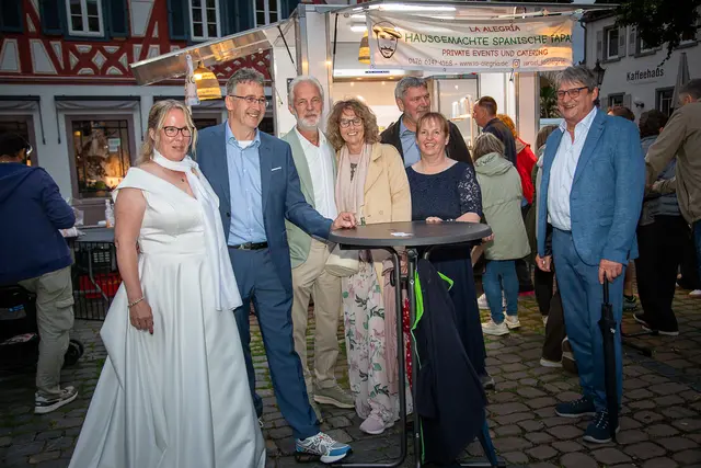 Sabine und Thomas (links außen) aus Ilvesheim ließen ihre Hochzeitsfeier auf dem Marktplatz ausklingen. 