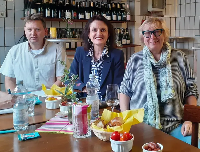 In der Backstube Kapp empfing der CDU-Vorstand seine Stammtischgäste: Vorsitzender Lukas Schöfer, Schriftführerin Christine Thull, Kassenwartin Gabi Kapp. | Foto: ST