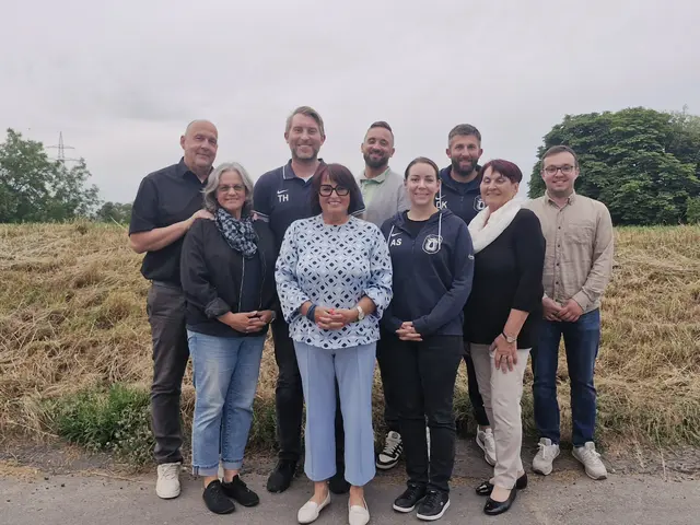 Die neu gewählte Vorstandschaft des KV Kummetstolle Neckarhausen von links nach rechts: Vorstand Strategie Christian Kick, Vorstand Jugend Carmen Kick, 1. Vorsitzender Timm Hartwig, Vorstand Finanzen Marion Hartwig, Elferratspräsident Marius Ebert, 2. Vorsitzende Alexandra Sattler, Vorstand Sponsoring Dominik Künzler, Vorstand Verwaltung Ingrid Hauk, Vorstand Kommunikation Simon Schöfer  | Foto: KV Kummetstolle 