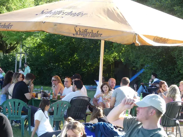 Viele Gäste waren zur Eröffnung auf den Sportplatz gekommen. | Foto: Schatz