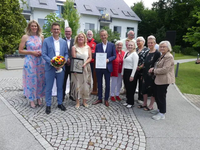 Silke Neumann (4.v.l.) nahm die Auszeichnung stellvertretend für ihren verstorbenen Ehemann Klaus in Empfang. | Foto: Schatz