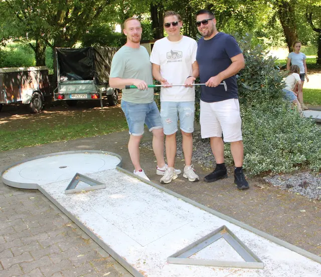 Das Team Golfs-Rudel mit Yanis Diesbach (rechts), Dennis Batz (links) und Thorsten Scharbert, gewann erneut den Siegerpokal des Jedermann-Turniers. 