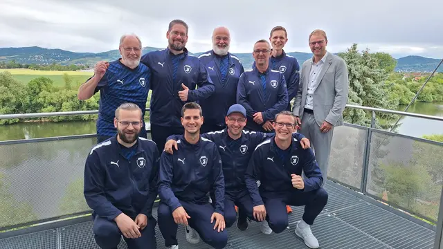 Stehend v.l.n.r.: Kunibert Kusch, Heiko Reutemann, Uwe Quandt, Silvio Fröhlich, Patrik Beck und Bürgermeister Florian König. Sitzend v.l.n.r.: Lucas Reinle, Daniele Ridinger, Philipp Kusch und Steffen Hambitzer.