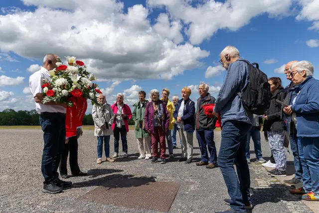 Das Bild zeigt Karsten Rehbein während einer kurzen Ansprache unmittelbar vor der Kranzniederlegung. | Foto: Foto: Olaf Müller