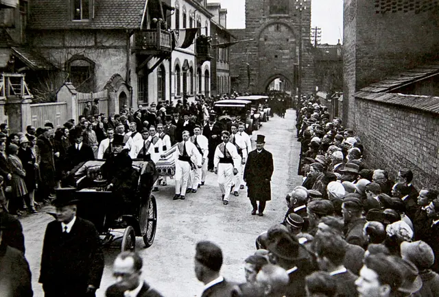 Am 7. April 1929 trugen Mitglieder des ASV den Sarg von Carl Benz vom Sterbehaus zum Friedhof – Carl Benz war Ehrenmitglied beim ASV Ladenburg. 