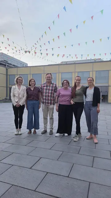 (v.l.n.r.) Beate Dörflinger, Annette Müller, Dr. Timo Kläser, Tracy Kern, Alisa Haas und Carolin Käser vom Aktionsbündnis auf der Dachterrasse des Cinema Quadrat. | Foto: Foto: DW/Lammer