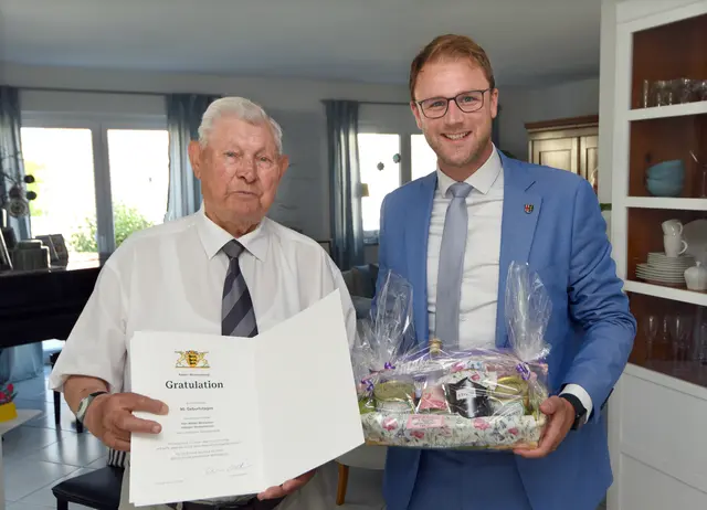 Bürgermeister Florian König gratulierte Herrn Walter Betzwieser zu seinem 90. Geburtstag | Foto: Marcus Schwetasch