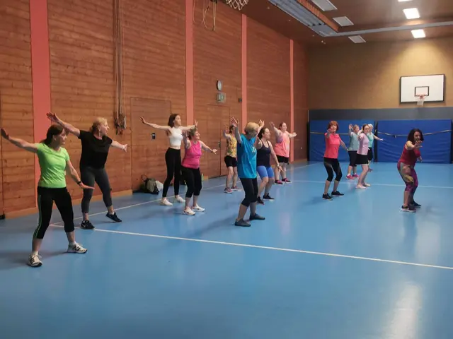Christel und ihre Kursteilnehmerinnen in Action beim Fitness Dancing | Foto: Sandra Weik