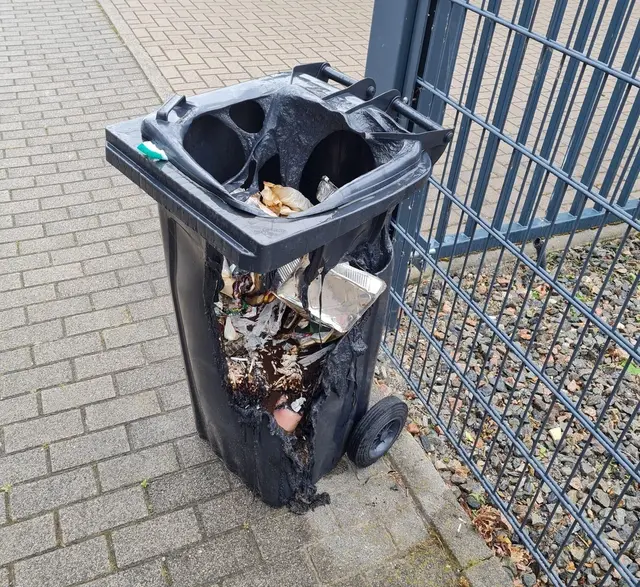 Diese komplett verschmorte Restmülltonne stand sogar schon zur Abholung bereit 
