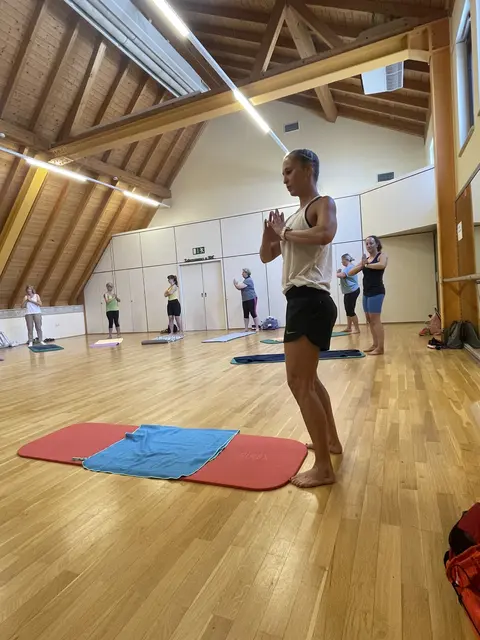 Abteilungsleiterin Daniela Schwarz beim Pilates im angenehm klimatisierten Hubald-Schmitt-Saal | Foto: Sandra Weik