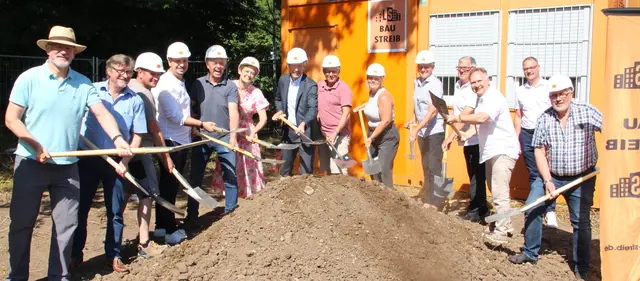 Beste Stimmung war beim Spatenstich in der Schriesheimer Straße 32 angesagt, wo ein Wohnhaus mit elf Wohneinheiten entstehen wird. 