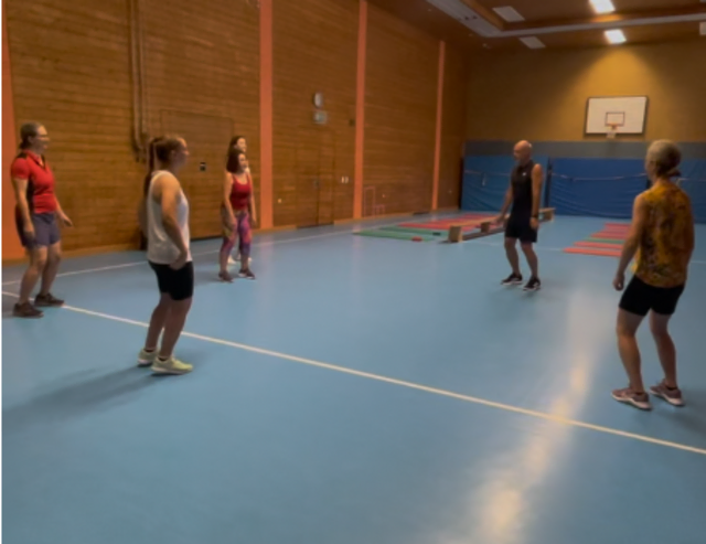 Warmup beim nach drinnen verlegten Outdoor-Fitness-Kurs mit Bernd. | Foto: Sandra Weik
