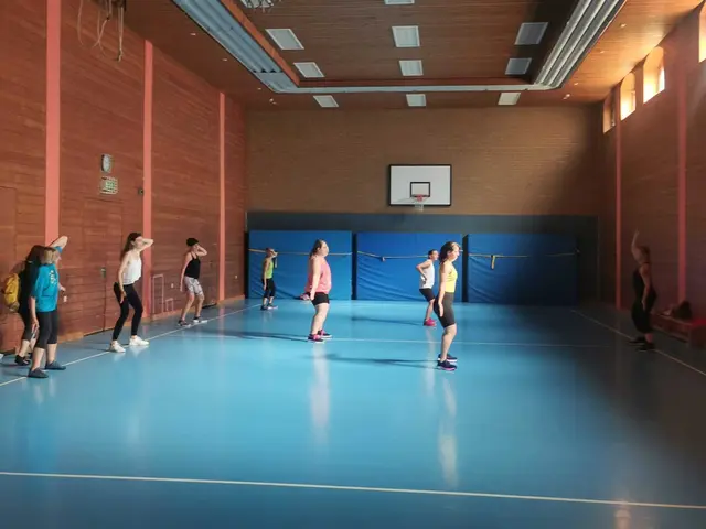 Die Hitze blieb draußen: Zumba mit Henny war in der angenehm kühlen Jahnhalle sehr beliebt.