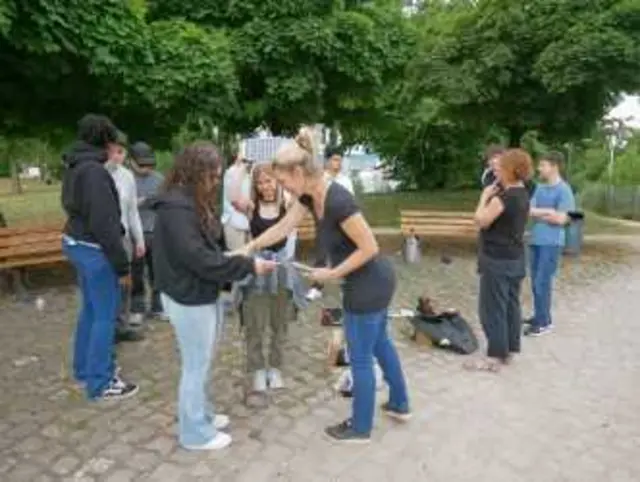 Energie und Klimawandel begreifen: Bei einer Exkursion mit dem Bildungsteam der KLiBA erleben Schülerinnen und Schüler der Wieslocher Johann-Philipp-Bronner-Schule nachhaltige Stromerzeugung am Wieblinger Wasserkraftwerk in Heidelberg | Foto: Benjamin Jungbluth