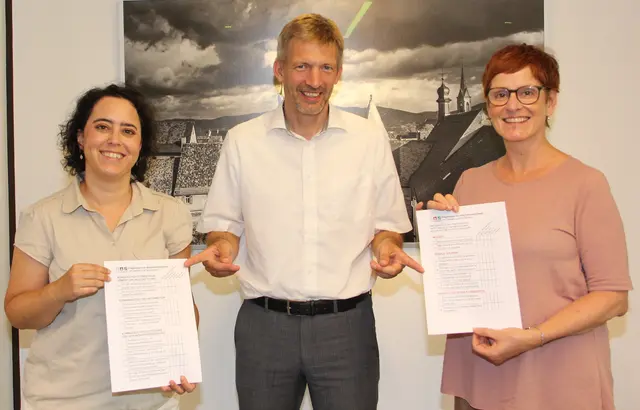 Bürgermeister Schmutz und die Rathausmitarbeiterinnen Nicole Hoffmann (links) und Conny Kumle hoffen auf eine hohe Umfragebeteiligung. 