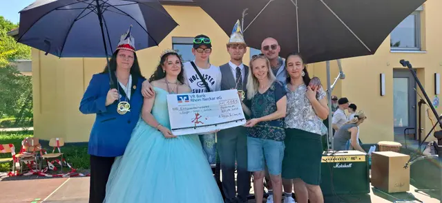 Große Freude herrsche bei der Scheckübergabe durch das Prinzenpaar Emilia und Dennis. | Foto: zg