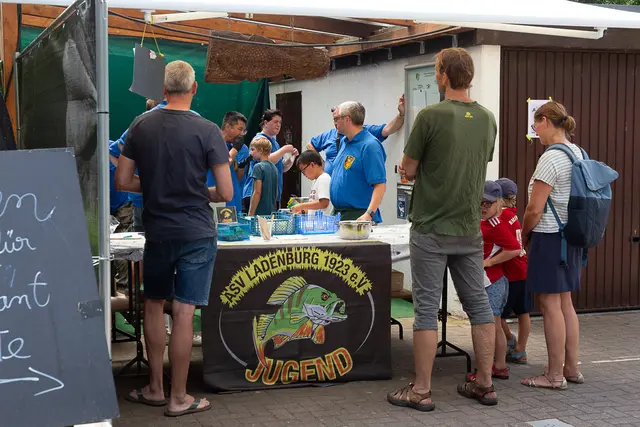 Alle Hände voll zu tun – vor allem sonntags – hatte das Team des Angelsportvereins Ladenburg und verkaufte 800 Speisen.