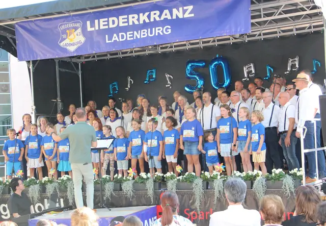 Beim Liederkranz-Konzert stand der Kinderchor bewusst in der 1. Reihe. Der Chor feierte sein 50-jähriges Gründungsjubiläum. 