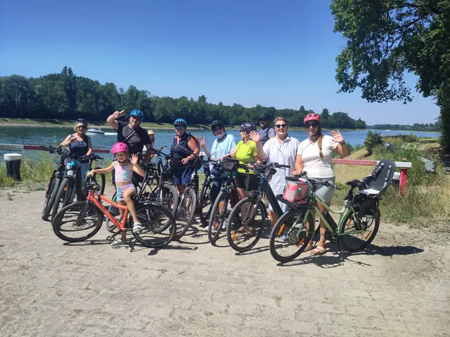 Die Teilnehmerinnen und Teilnehmer der Radtour bei einem kurzen Stopp auf der Ketscher Rheininsel | Foto: Landfrauen Neckarhausen 