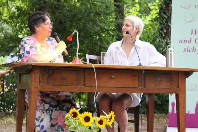 Ruhig und nachdenklich ging es zu beim Gespräch zwischen Kristin Wolz (links) und Helene Bukowski