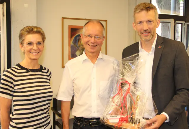 Mit warmherzigen Worten wurde der Leiter der städtischen Musikschule, Helmut Baumer, von Bürgermeister Schmutz (rechts) verabschiedet.  Auf den Ruhestand ihres Mannes freut sich  Barbara Baumer. 