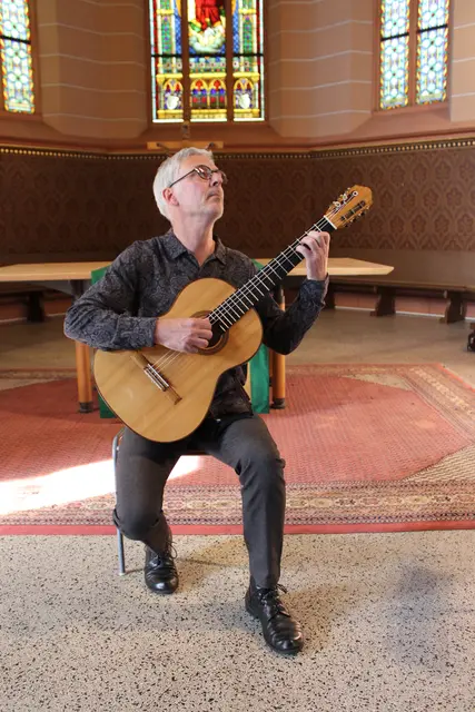 Großen Applaus erntete Clemens Völker für seine "traumblauen" Gitarrenstücke.