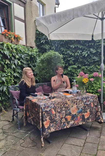 Nadja Küchenmeister mit Carolin Callies