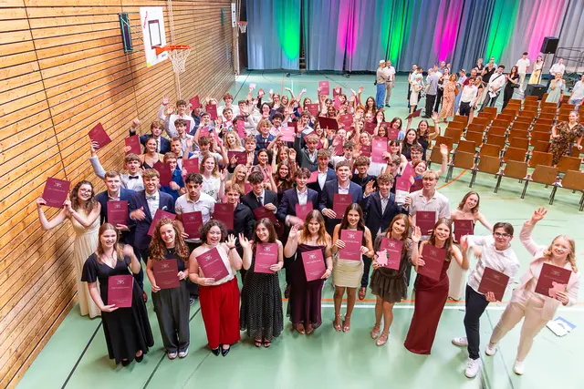 Abitur bestanden, teilweise mit Auszeichnungen – der Abiturjahrgang 2026 des Carl-Benz-Gymnasiums.