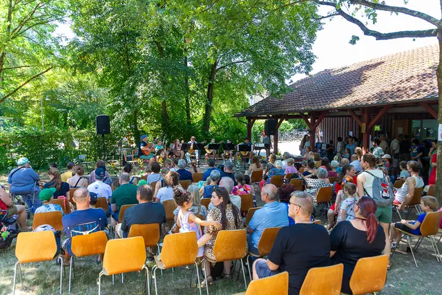 Vor dem Glaushaus war es durchgehend voll und das Interesse groß.