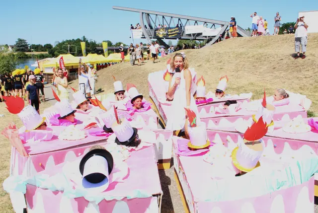 "Happy Birthday - liebe Drachenboot-Abteilung", sang die Sängerin der Anstalt, die den Kostümwettbewerb gewann. 