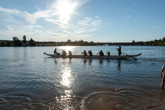 Stapellauf in der Sonne - die Sponsoren drehten eine kleine Runde auf dem Neckar.