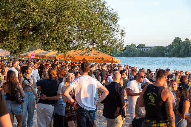 Die obligatorische "Warm-Up"-Beachparty war gut besucht.