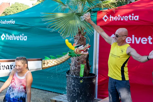 Mit Neckarwasser getauft – das neue Mitglied in der Drachenboot-Flotte "Capivara".