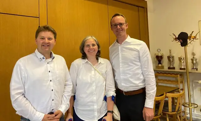 Der scheidende Erste Vorsitzende Lukas Schöfer mit seiner Nachfolgerin Susanne Taube und unserem Landtagsabgeordneten Dr. Bastian Schneider | Foto: LS
