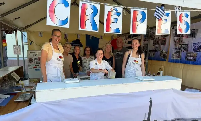 Die IGP-Equipe begrüßte viele Partnerschaftsfreunde in der Crêperie beim Fest "Rund ums Schloss"  | Foto: IGP