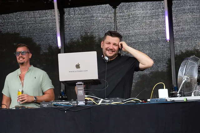 DJ Todeki heizte zu den warmen Temperaturen noch mal zusätzlich ein. 