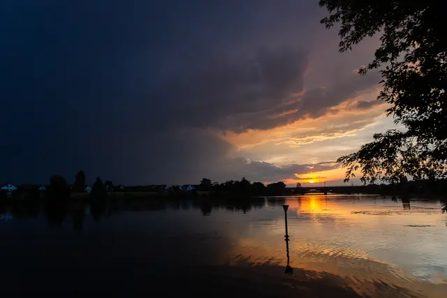 Mit dunklen Regenwolken und einem Wolkenbruch verabschiedete sich der letzte Sundowner des Jahres.