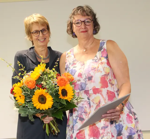 Die Regierungsschuldirektorin Dagmar Ruder-Aichlin verabschiedete Hannelore Buchheister (rechts) mit warmherzigen Worten  