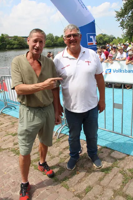 „Er war damals auch dabei“, zeigt Georg Rombach auf Günter Bläß. Beide sind die Gründungsväter des Ladenburger Römermans.  