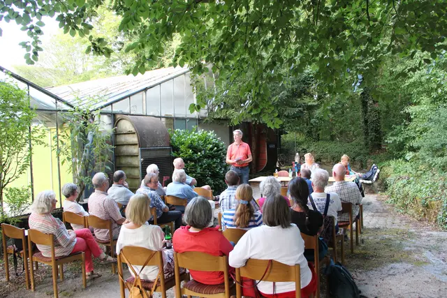Mitten im Grünen neben dem Glashaus fand die Jahreshauptversammlung der Initiative im Waldpark statt. 