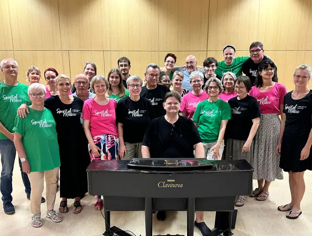 Starten gemeinsam in eine neue musikalische Zukunft - Joe Völker und der Chor Spirit of Music. | Foto: zg