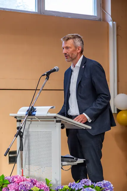 Bürgermeister Schmutz richtete einige Worte an die Abschlussklassen und gratulierte, auch im Namen des Gemeinderats. 